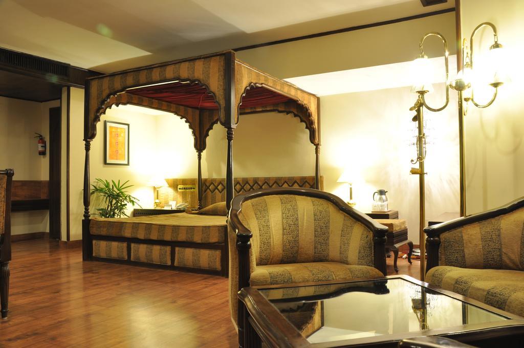 K C Residency, Jammu Hotel Kültér fotó